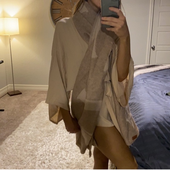 UGG Scarf W Woven Ugg Logo Scarf Beige Large Wrap - Picture 6 of 9